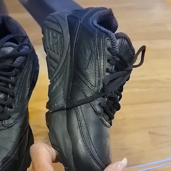 Brooks - Picture 5 of 7